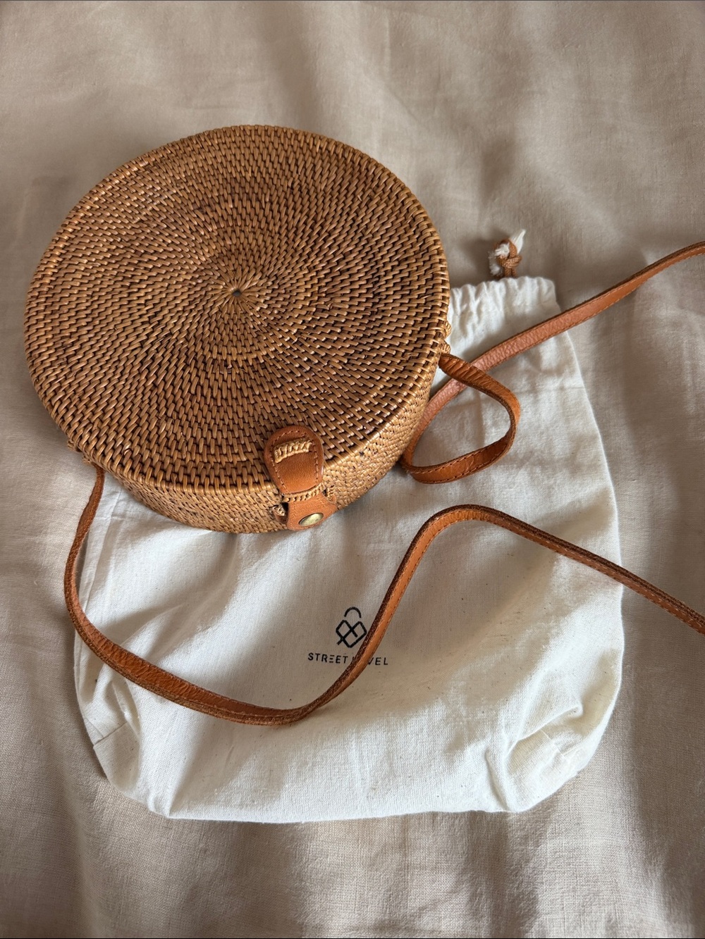 Street Level Round Woven Crossbody Bag - Tan